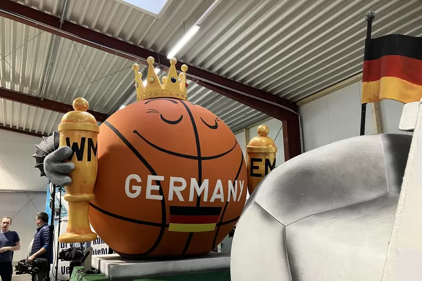 So sehen es die Narren: Dem Fußball geht in Deutschland die Luft aus, die Basketballer feiern Erfolge.