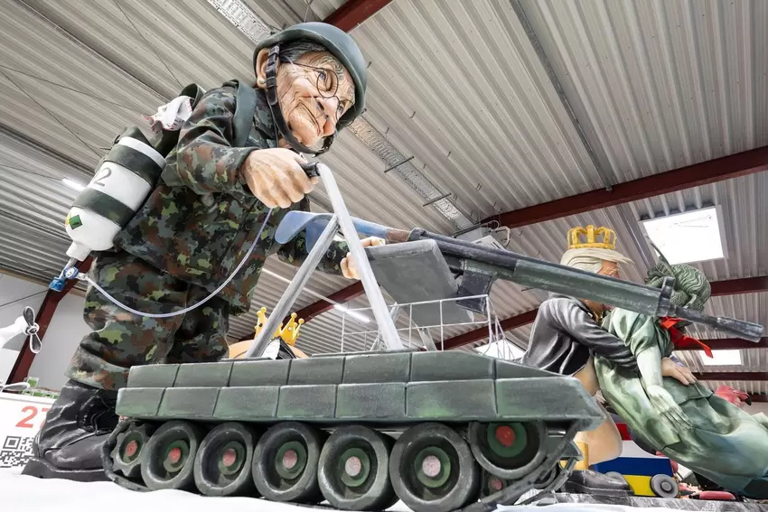 Mit »Aktivrente« ist dieses Motiv einer Frau am Kampfrollator überschrieben.