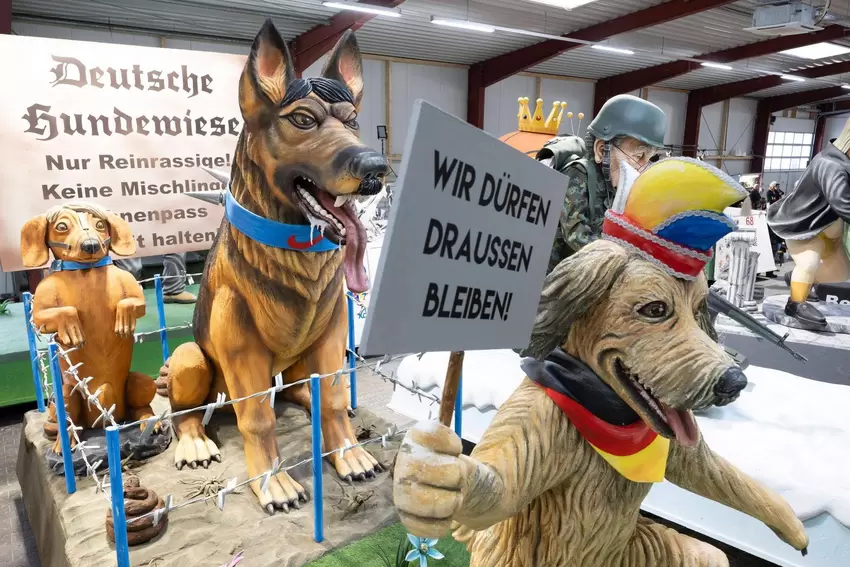 Gegen den Rassismus positionieren sich die Narren mit diesem Motivwagen.