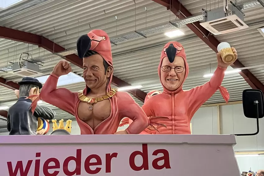 Als Flamingo im Mainzer Stadtpark taucht Innenminister Michael Ebling (SPD, rechts) beim Mainzer Rosenmontagszug neben Oberbürge