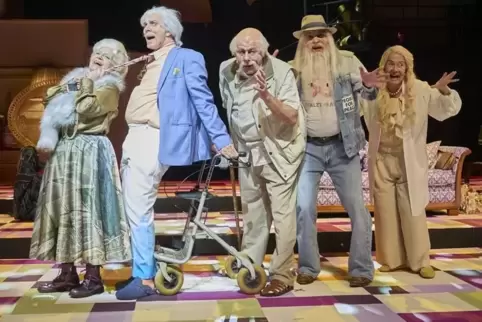 „I will survive“ – das Pfalztheater-Ensemble nimmt Gloria Gaynors Song wörtlich. 