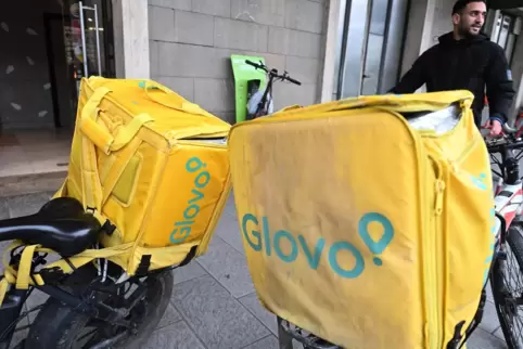 Räder von Glovo-Kurieren in Florenz.