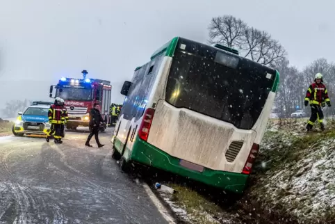 Auslöser der Debatte: Der erste Unfall am vorvergangenen Montag auf der Strecke Kriegsfeld - Mörsfeld. Alle Busse sind natürlich Auslöser der Debatte: Der erste Unfall am vorvergangenen Montag auf der Strecke Kriegsfeld - Mörsfeld. Alle Busse sind natürlich