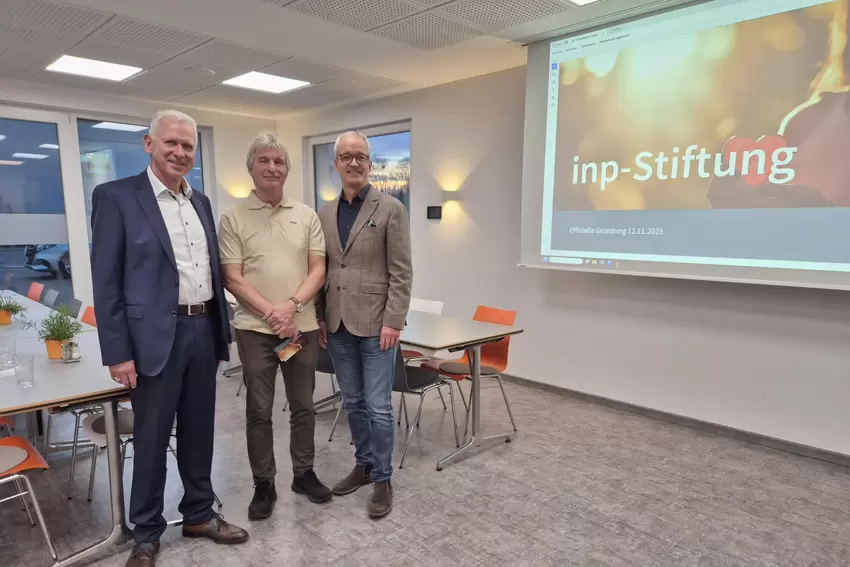 Vertreten die Kulturstiftung Speyer: Wolfgang Bühring (links) und Jochen Klemke (rechts) mit Herbert Ackermann von INP.