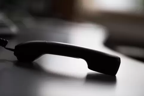 Angebliche Polizisten brachten in mehreren Fällen Personen um Bargeld und Schmuck. 
