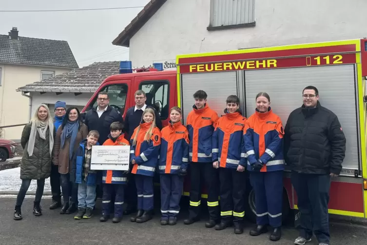 Durch die Adventsfenster-Aktion konnten 800 Euro an die Jugendfeuerwehr gespendet werden.