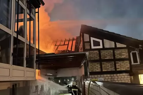 Der brennende Anbau im August 2025. 