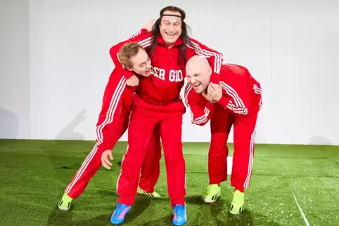 Hartmut Neuber (Mitte) mit Hans Ehlers und Philipp Adam in der aktuellen Pfalztheater-Produktion „Zwei Herren von Real Madrid“.