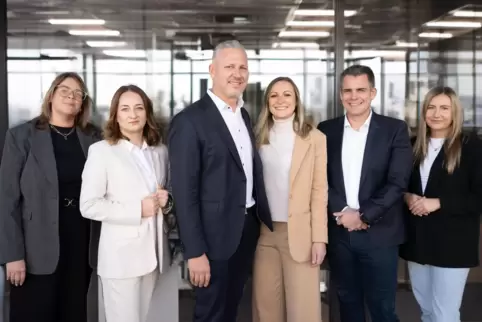Team der Firma J & K: von links Lisa Rihm, Alina Pescek, Dino Jung, Kathrin Kunze, Johannes Kabs und Bozena Kozielec. Team der Firma J & K: von links Lisa Rihm, Alina Pescek, Dino Jung, Kathrin Kunze, Johannes Kabs und Bozena Kozielec.