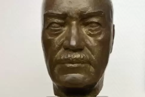 Im Konferenzzimmer der Friedelsheimer Gruppe erinnert dieses Bronzeporträt an einen der Gründer: Ökonomierat Georg Friedrich Bec