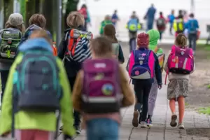 Laufen ist für viele Schulkinder im Donnersbergkreis keine Option; die Wege sind zu weit. Deshalb sind die Kinder auf die Schulb Laufen ist für viele Schulkinder im Donnersbergkreis keine Option; die Wege sind zu weit. Deshalb sind die Kinder auf die Schulb