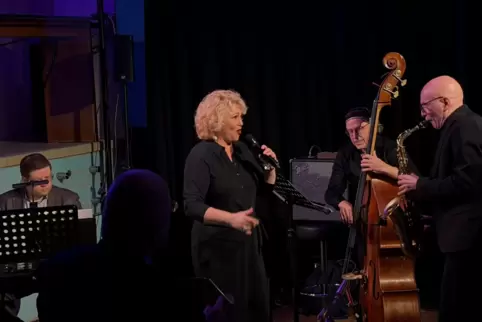 Eine tolle Truppe, die hier im ehemaligen Hallenbad zusammengefunden hat: (von links) Daniel Prandl am Klavier, Sängerin Nicole 