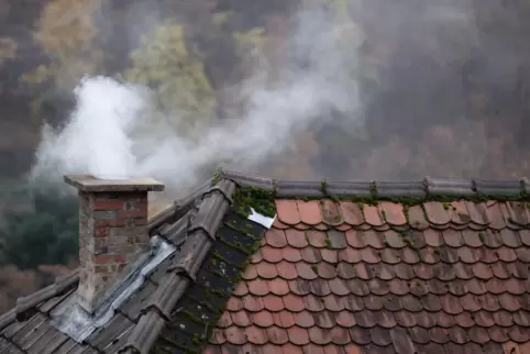 Der Kamin raucht, unten brennt ein Holzofen und oben kommt Feinstaub raus. 
