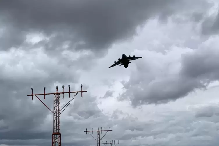 Ramstein-Airbase: Der Donnersbergkreis liegt teilweise in der Einflugschneise &ndash; der L&auml;rm kann f&uuml;r das Herz belastend sein . 