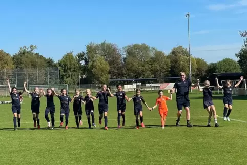 Spielen am besten und jubeln am ausgelassensten: Die E-Juniorinnen der JSG Römerberg.