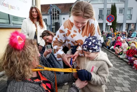 Vor dem Rathaus der Verbandsgemeinde wird die Krawatte von Bürgermeisterin Silke Schmitt-Makdice abgeschnitten. 