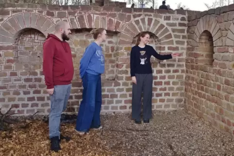 Wichtiger Besichtigungsort ist der große Keller der Wachenheimer Villa rustica. Hier erklärt Studentin Maite Bücker eine Nische 