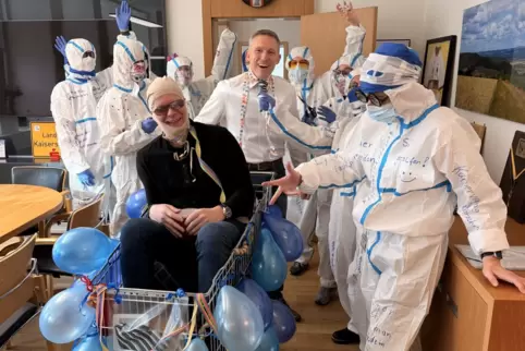 Ein Dutzend närrische Damen stürmten die Kreisverwaltung. Landrat Ralf Leßmeister war seine Krawatte schnell los. 