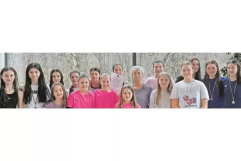 Die U18- und U14-Schwimmteams des Hugo-Ball-Gymnasiums Pirmasens: (von links) Alexandra Anisimov, Xenia Ursu, Svea Englund (vorn