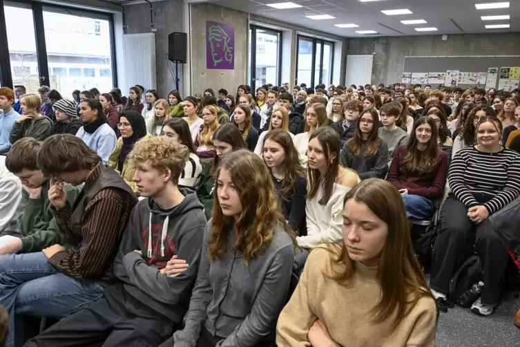 Volle H&uuml;tte: Sch&uuml;lerinnen und Sch&uuml;ler des Karolinen-Gymnasiums, die die Podiumsdiskussion zur Landtagswahl verfolgten.
