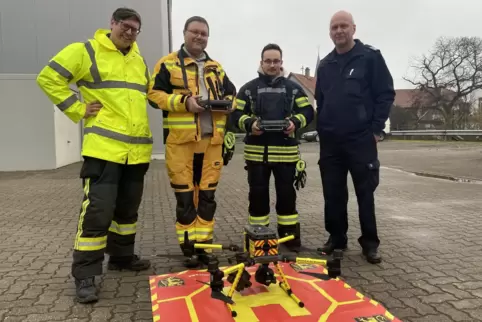 Trainieren mit der neuen Feuerwehrdrohne den Ernstfall (von links): die Piloten Timo Krämer, Dirk Eckel und Felipe Rößler mit de
