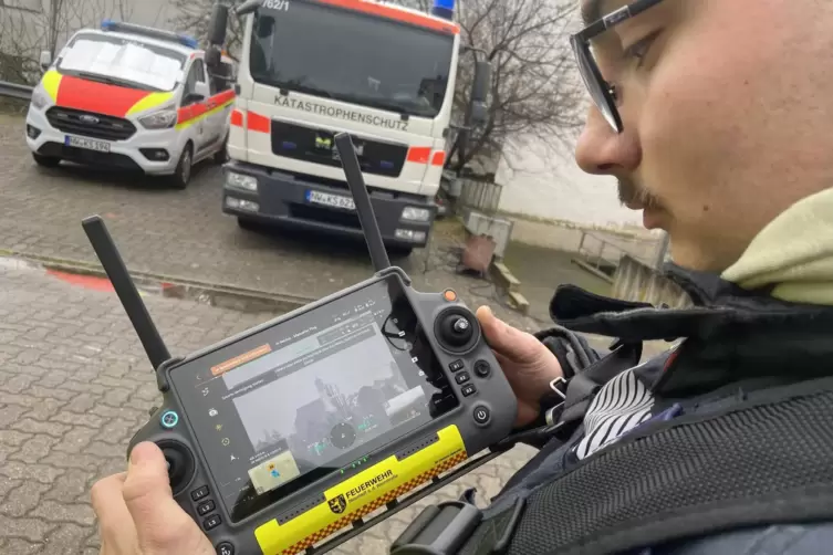 Das, was die Drohnenpiloten auf dem Bildschirm ihrer Fernsteuerung sehen, kann beinahe live in den Einsatzleitwagen der Feuerweh