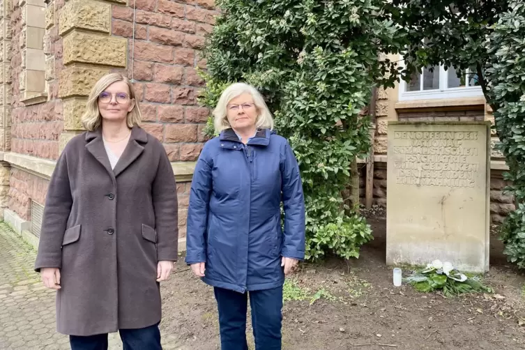 Neben dem Gedenkstein f&uuml;r die Opfer des Nazi-Terrors: PiH-Schulleiterin Ina Knittel (links) und Schulpfarrerin Christiane K&auml;mmer
