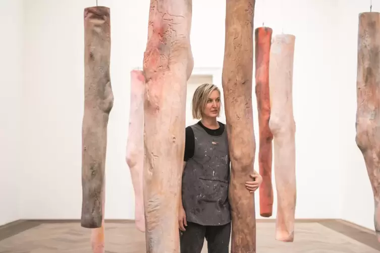 Kaari Upson zu Lebzeiten in ihre r Installation „Mother’s Legs“. Das Werk hängt normalerweise im Foyer der Kunsthalle. 