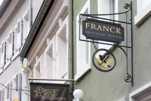 Neues Geschäft in der Roßmarktstraße: Die Firma Franck hat auch ihr Schild vergoldet. Neues Geschäft in der Roßmarktstraße: Die Firma Franck hat auch ihr Schild vergoldet.