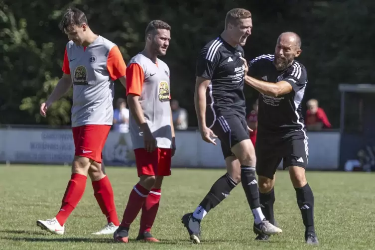 Althornbachs Spielertrainer Janik Greinert (Zweiter von rechts) bejubelt das erste Saisontor seines Teams zum 1:1 gegen den SV M