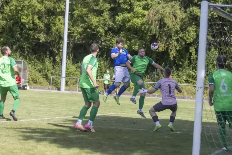  Torjäger Jan-Patrick Buchheit ( in Blau) vom A-Klassen-Spitzenreiter SVN Zweibrücken scheitert hier am dritten Spieltag mit ein