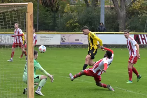 Aushängeschild eines jeden Fußballvereins: Irfan Catovic (gelb) von der ersten Mannschaft des FV Dudenhofen überwindet Torwart M