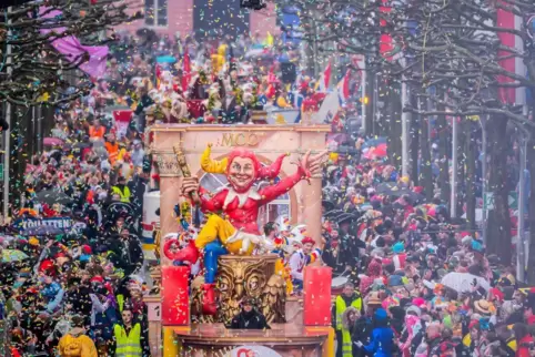 Am Rosenmontag rollt der größte Fasnachtsumzug des Landes durch Mainz.