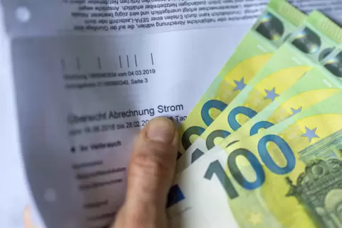 Streitpunkt Stromrechnung – bei manchen Verträgen kann Kunden leichter der Strom abgeschaltet werden. 