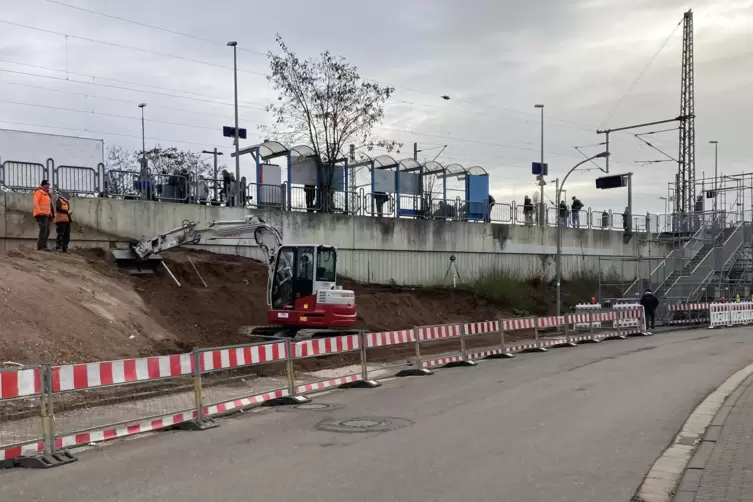 Die Umgestaltung des Bahnhaltepunkts Böbig schreitet voran: Die bisherige Treppe zu Gleis 1 wurde bereits entfernt. 
