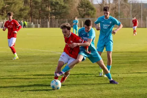 Kampfspiel mit vielen tollen Zweikämpfen. Gionathan Ben Arcuri vom FCK versucht Julian Beyer von der TSG Hoffenheim vom Ball fer