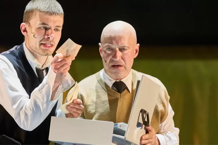 Mit Marius Petrenz in der B&uuml;hnenfassung von Falladas &bdquo;Bauern, Bonzen und Bomben&ldquo;.