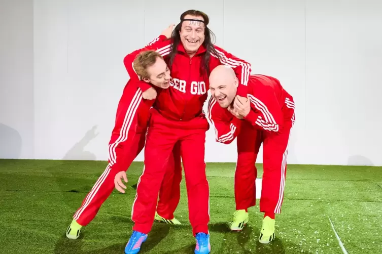 Hartmut Neuber (Mitte) mit Hans Ehlers und Philipp Adam in der aktuellen Pfalztheater-Produktion &bdquo;Zwei Herren von Real Madrid&ldquo;. 