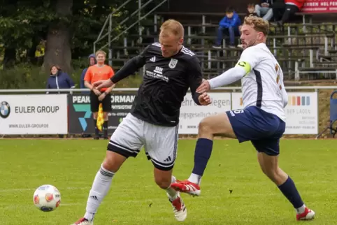 Timo Riemer (links), der Spielertrainer des SV Kirchheimbolanden, befürchtet für sein Team bei einer Neuordnung der Fußballkreis