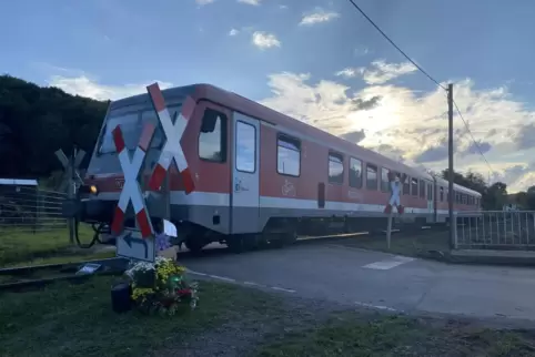 Die Züge sind am Bahnübergang wieder in der gewohnten Geschwindigkeit unterwegs. Zwischenzeitlich fuhren sie dort deutlich langs