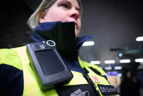 Alle Bahnmitarbeiter, die mit Fahrgästen zu tun haben, sollen künftig mit einer Bodycam ausgestattet werden.