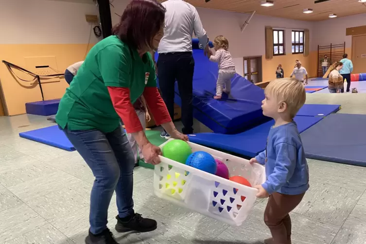 Gaby Schaaf und Bennet r&auml;umen die Kiste mit den B&auml;llen weg. 