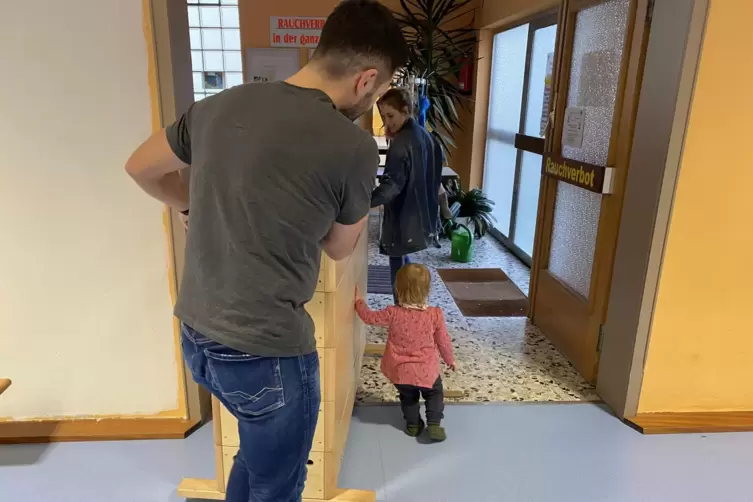 Auch die Kleinsten helfen nach der Stunde beim Aufr&auml;umen. 