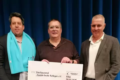 Marco Meisenzahl, stellvertretender Schulleiter, Stefan Schreiweis vom Förderverein Zoar Alzey und Thilo Franke, Schulleiter, be Marco Meisenzahl, stellvertretender Schulleiter, Stefan Schreiweis vom Förderverein Zoar Alzey und Thilo Franke, Schulleiter, be