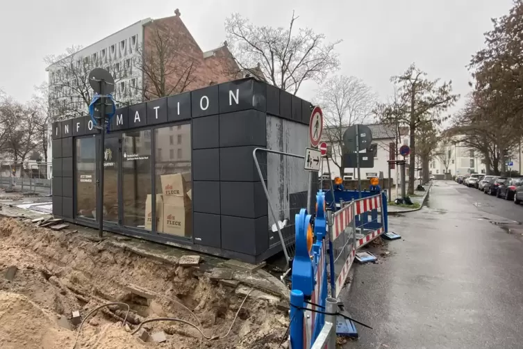 Ein Info-Container wurde schon am Rand der Baugrube platziert. Die Arnulfstra&szlig;e wurde in eine Richtung teilweise f&uuml;r den Verkehr
