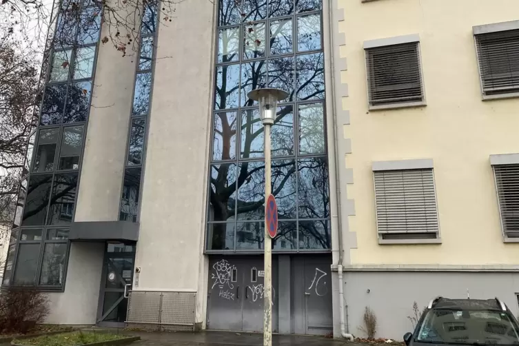 Wie geht es weiter mit dem ehemaligen Verwaltungssitz der Pfalzwerke in der Kurf&uuml;rstenstra&szlig;e? Das riesige Geb&auml;ude steht seit Jah