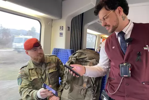 Zugbegleiter Marcel G. kontrolliert einen Soldaten, der von seiner Kaserne in Bayern in seine badische Heimat fährt. 