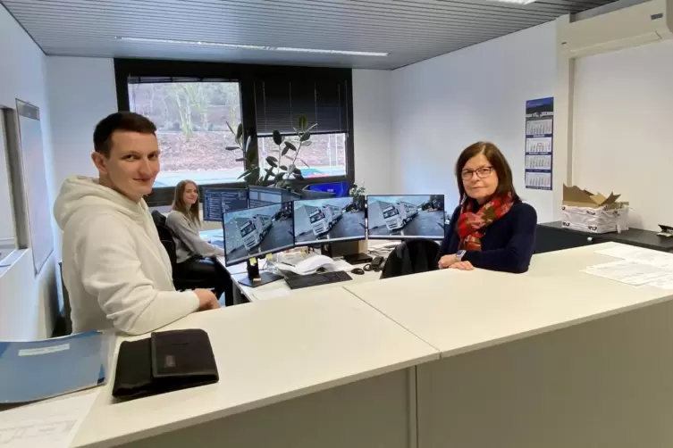 Peter Weidler und Sigrid Demmerle k&uuml;mmern sich um das Tagesgesch&auml;ft. Im Hintergrund h&auml;lt Katharina Arbogast-Eitel die Stellung. 