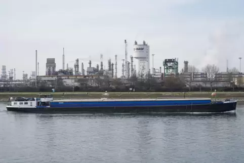 Kommen als Ursache für ein lautes Brummen in Waldsee der Schiffsverkehr auf dem Rhein oder die BASF infrage? 