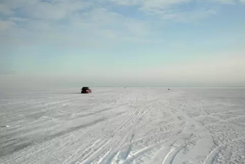 Die Eisstraße verbindet Tärkma auf Hiiumaa mit Triigi auf Saaremaa. Sie ist für Fahrzeuge mit einem Gewicht von bis zu 2,5 Tonne